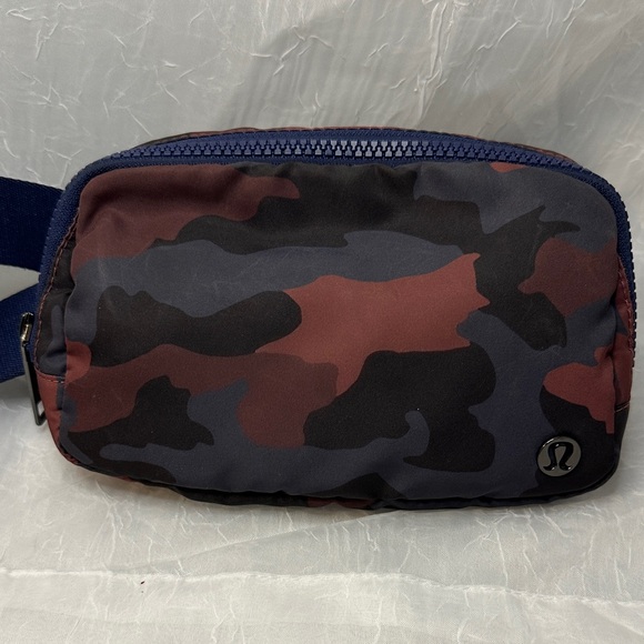 lululemon athletica Camo Crossbody Bag - Picture 2 of 6